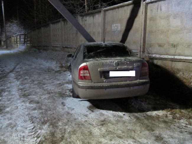 В Ухте водитель Skoda Octavia въехала в опору ЛЭП